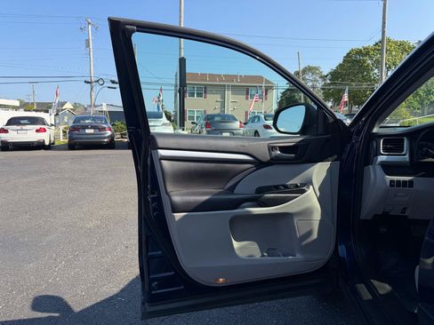 Used 2016 Toyota Highlander XLE w/ Protection Package #3 AWD/4WD image 9