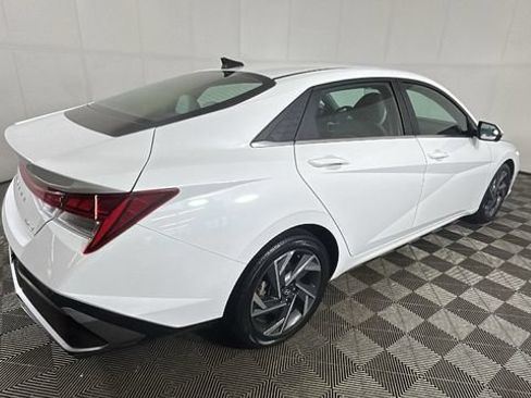 Used 2024 Hyundai Elantra Limited FWD image 2