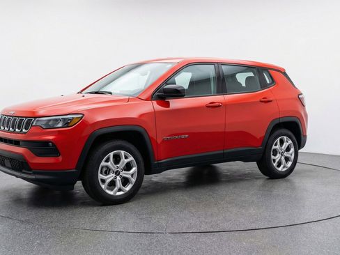 Used 2025 Jeep Compass Latitude image 3