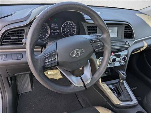 Used 2019 Hyundai Elantra SE w/ Cargo Package FWD image 11