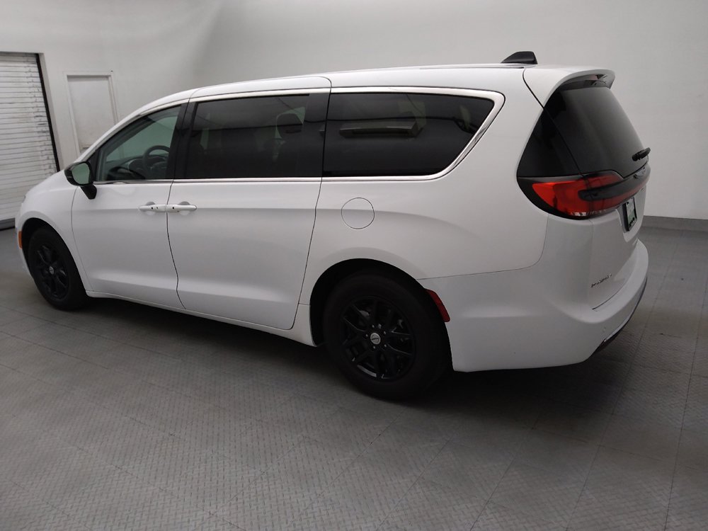 Used 2024 Chrysler Pacifica Touring-L FWD image 3