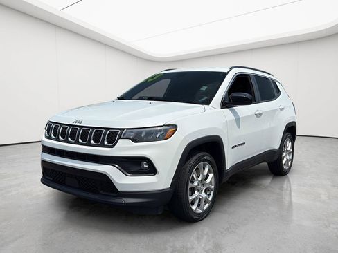 Used 2023 Jeep Compass Latitude AWD/4WD image 3