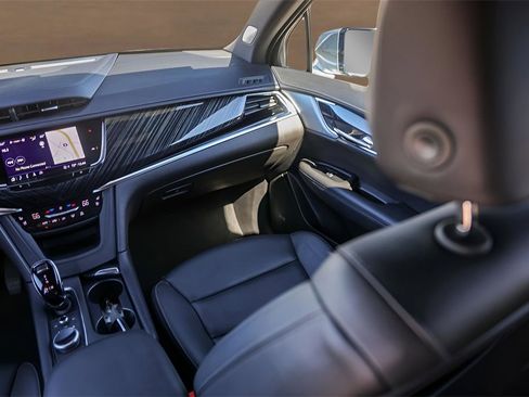 Used 2025 Cadillac XT6 Premium Luxury image 30