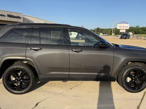 Used 2023 Jeep Grand Cherokee Limited w/ Black Appearance Package AWD/4WD image 9