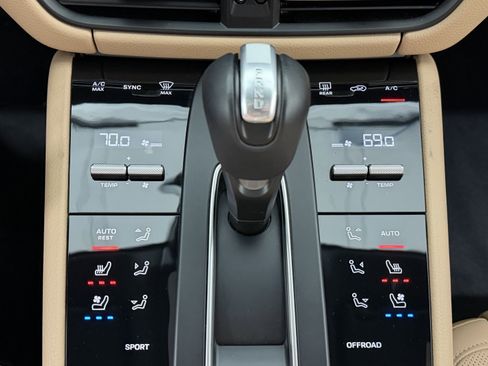 Certified 2025 Porsche Macan image 41