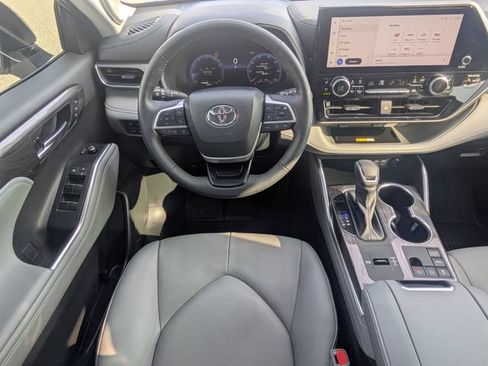 Used 2024 Toyota Highlander Limited FWD image 17