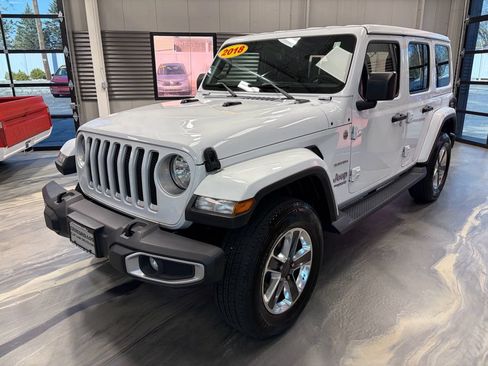 Used 2018 Jeep Wrangler Unlimited Sahara w/ Uconnect 4C Nav & Sound Group AWD/4WD image 3