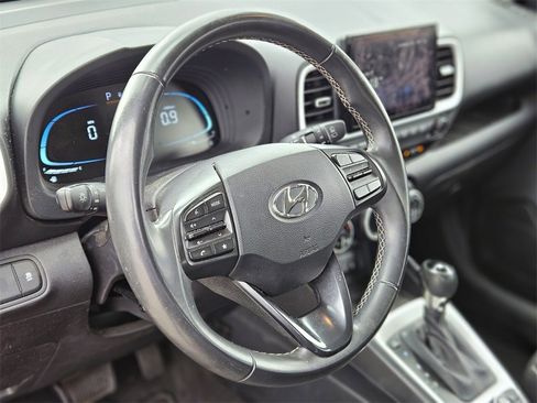 Used 2023 Hyundai Venue Limited image 19