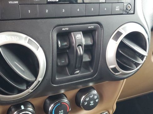 Used 2016 Jeep Wrangler Unlimited Sahara w/ Connectivity Group image 17