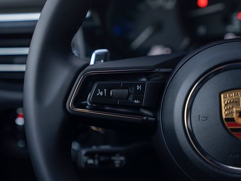 Certified 2026 Porsche Macan AWD/4WD image 7