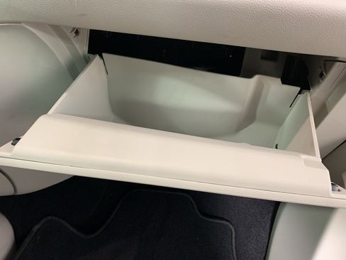 Used 2022 Chrysler Voyager LX image 39