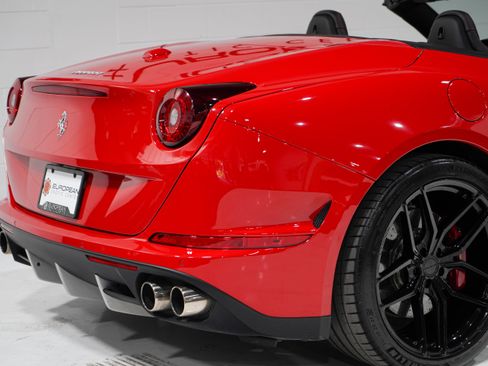 Used 2017 Ferrari California T RWD image 23