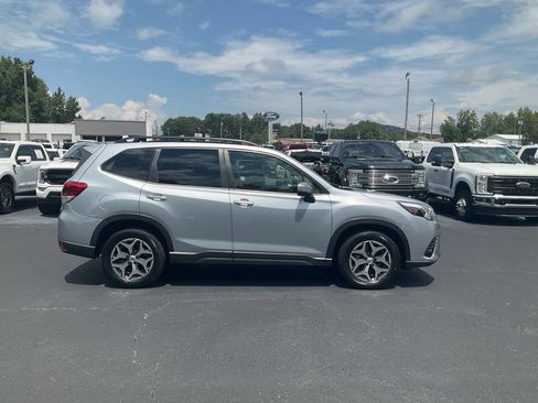 Used 2023 Subaru Forester Premium AWD/4WD image 4
