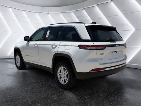 Used 2023 Jeep Grand Cherokee Laredo AWD/4WD image 4