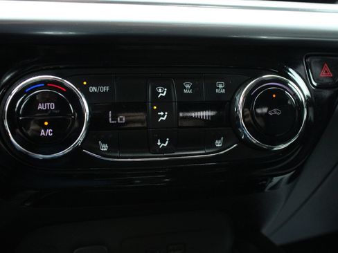 Used 2024 Chevrolet Trax LT w/ LT Convenience Package FWD image 36