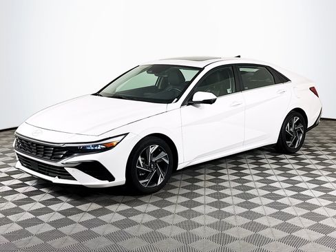Used 2024 Hyundai Elantra Limited FWD image 4