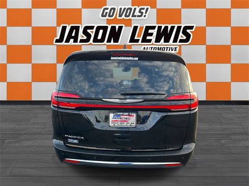 Used 2024 Chrysler Pacifica Touring-L image 5