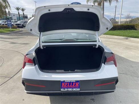 Used 2025 Hyundai Elantra SE image 23