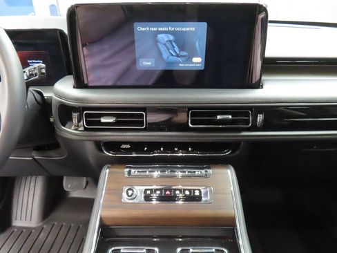 Used 2025 Lincoln Aviator Reserve w/ Jet Appearance Package image 18