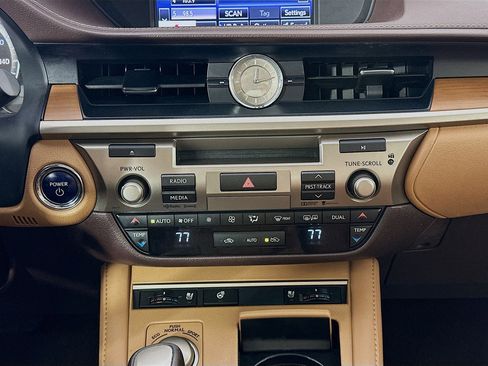 Used 2016 Lexus ES 300h Hybrid w/ Navigation System Package image 13