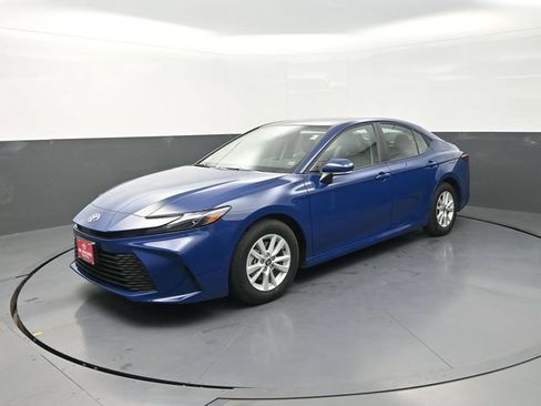 Used 2026 Toyota Camry LE w/ Convenience Package FWD image 3
