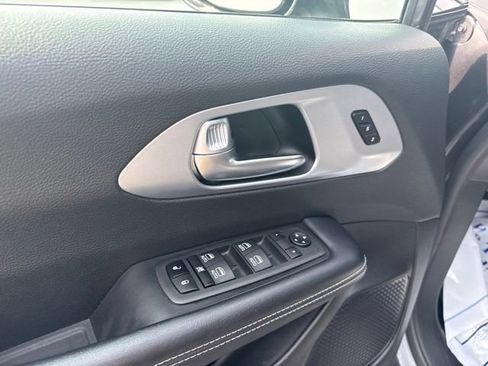Used 2022 Chrysler Pacifica Touring-L w/ Uconnect Theater Family Group AWD/4WD image 12