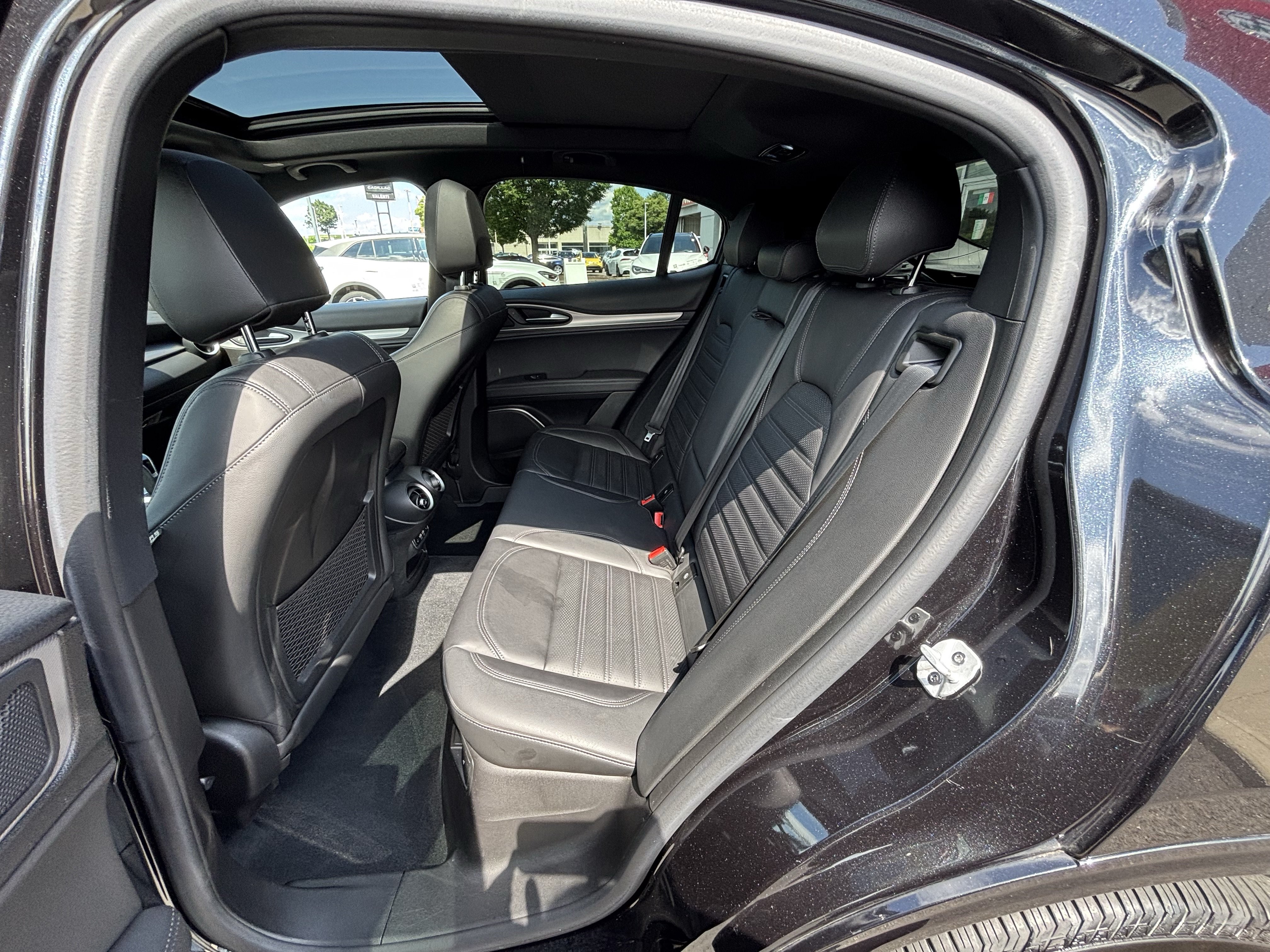 Used 2023 Alfa Romeo Stelvio Veloce AWD/4WD image 39