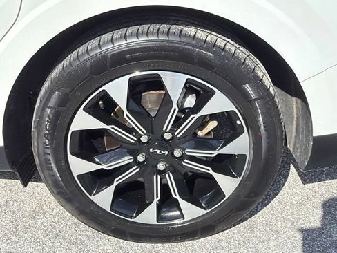 Used 2024 Kia Carnival EX FWD image 21