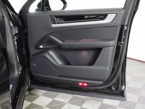 Certified 2025 Porsche Cayenne Coupe image 36
