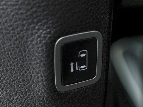 Used 2024 Chrysler Pacifica Premium image 23