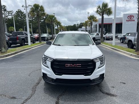 Used 2022 GMC Terrain SLE w/ Driver Convenience Package FWD image 3
