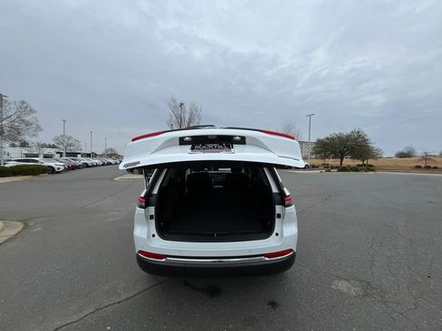 Used 2023 Jeep Grand Cherokee Limited image 43