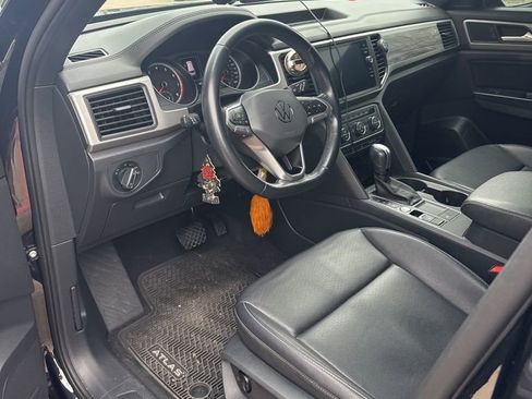 Used 2020 Volkswagen Atlas Cross Sport SE w/ Panoramic Sunroof Package image 2