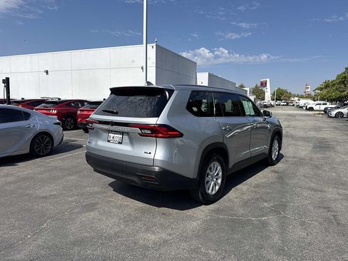 Used 2024 Toyota Grand Highlander AWD image 4