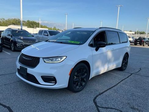 Used 2025 Chrysler Pacifica Limited FWD image 3