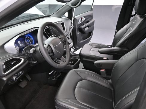 Used 2022 Chrysler Pacifica Touring-L w/ Uconnect Theater Family Group image 26