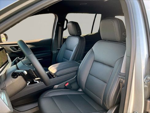 New 2026 Chevrolet Traverse LT w/ Driver Confidence Package AWD/4WD image 17