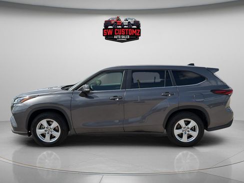 Used 2024 Toyota Highlander LE FWD image 4