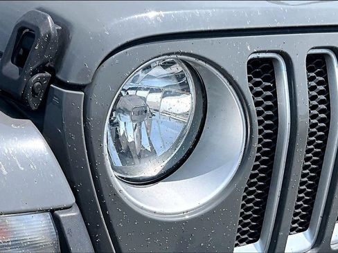 Used 2022 Jeep Wrangler Unlimited Sahara AWD/4WD image 39