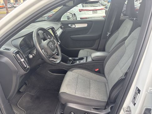 Certified 2025 Volvo XC40 B5 Core image 6