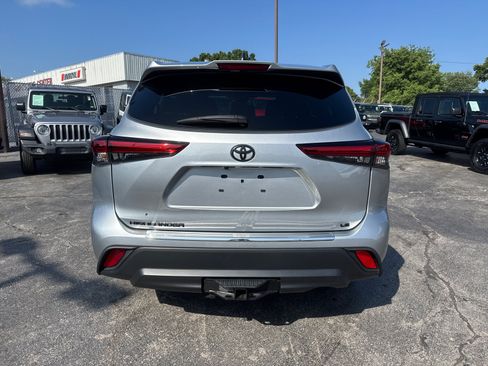 Used 2023 Toyota Highlander LE FWD image 4