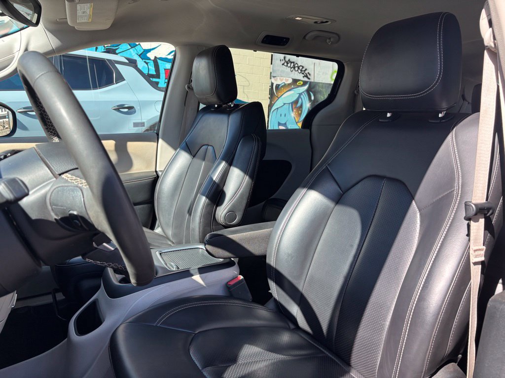 Used 2023 Chrysler Pacifica Touring-L FWD image 8