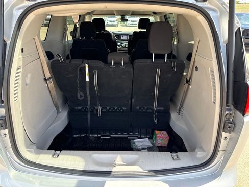 Used 2022 Chrysler Voyager LX FWD image 10
