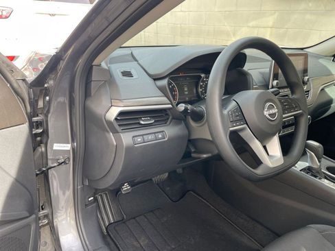 Used 2025 Nissan Altima 2.5 SV image 33