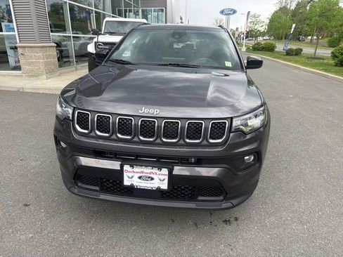 Used 2024 Jeep Compass Latitude AWD/4WD image 3