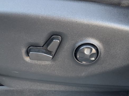 Used 2022 Chrysler Voyager LX image 14