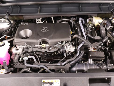 Used 2024 Toyota Highlander XLE FWD image 21