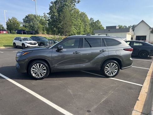 Used 2023 Toyota Highlander Platinum FWD image 7