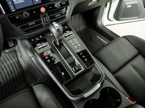 New 2026 Porsche Macan AWD/4WD image 18