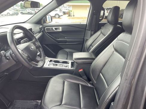 Used 2020 Ford Explorer XLT w/ Equipment Group 202A AWD/4WD image 11